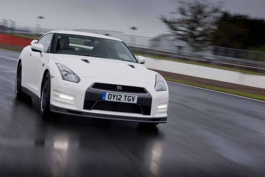  Nissan GT-R Track Pack 2012 года  (UK) (фото 18 из 20)